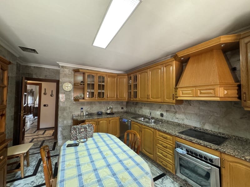Chalet de 11 habitaciones en Valencia de las Torres en venta con piscina garaje - 212.000 € (Ref: 9933737)