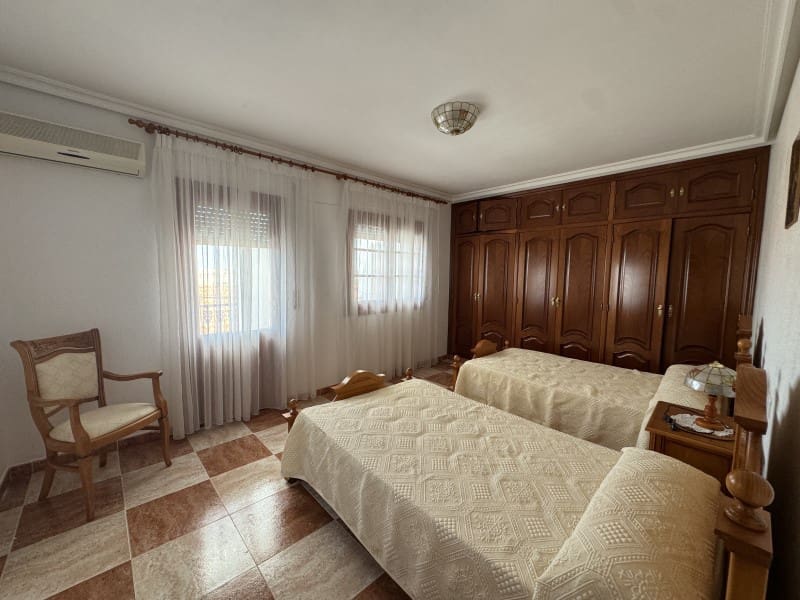 Chalet de 11 habitaciones en Valencia de las Torres en venta con piscina garaje - 212.000 € (Ref: 9933737)