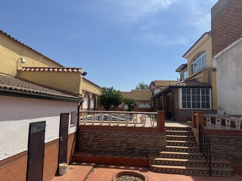 Chalet de 11 habitaciones en Valencia de las Torres en venta con piscina garaje - 212.000 € (Ref: 9933737)