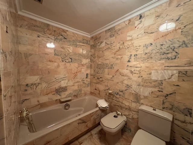 Chalet de 11 habitaciones en Valencia de las Torres en venta con piscina garaje - 212.000 € (Ref: 9933737)