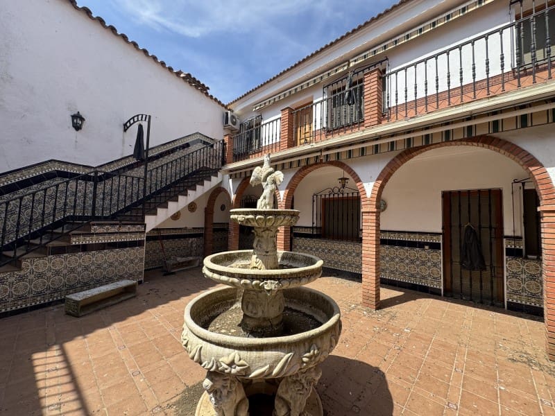Chalet de 11 habitaciones en Valencia de las Torres en venta con piscina garaje - 212.000 € (Ref: 9933737)