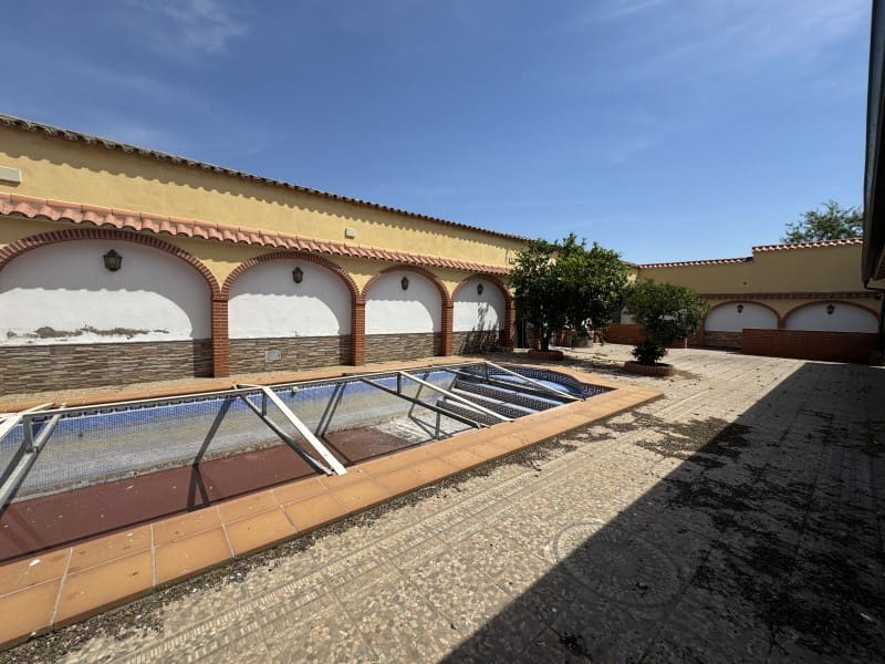 Chalet de 11 habitaciones en Valencia de las Torres en venta con piscina garaje - 212.000 € (Ref: 9933737)