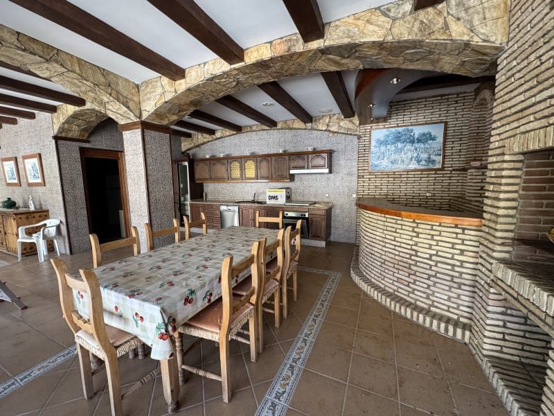 Chalet de 11 habitaciones en Valencia de las Torres en venta con piscina garaje - 212.000 € (Ref: 9933737)