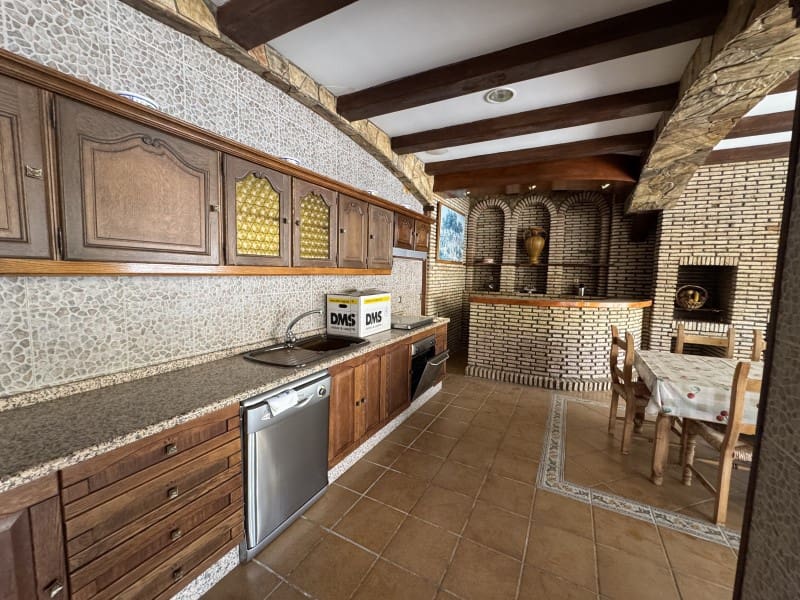 Chalet de 11 habitaciones en Valencia de las Torres en venta con piscina garaje - 212.000 € (Ref: 9933737)