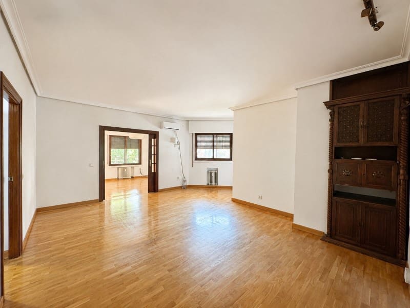 4 sovrum Lägenhet att hyra i Badajoz stad - 1 000 € (Ref: 9964967)