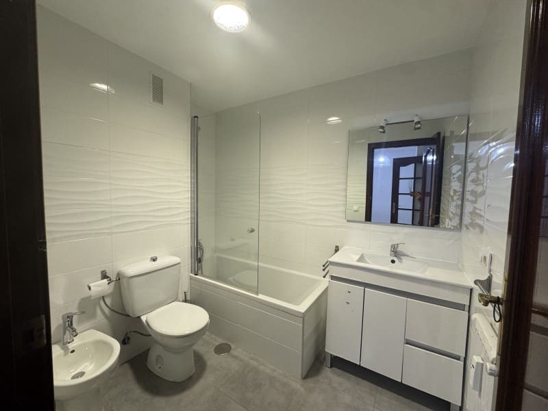 4 sovrum Lägenhet att hyra i Badajoz stad - 1 000 € (Ref: 9964967)