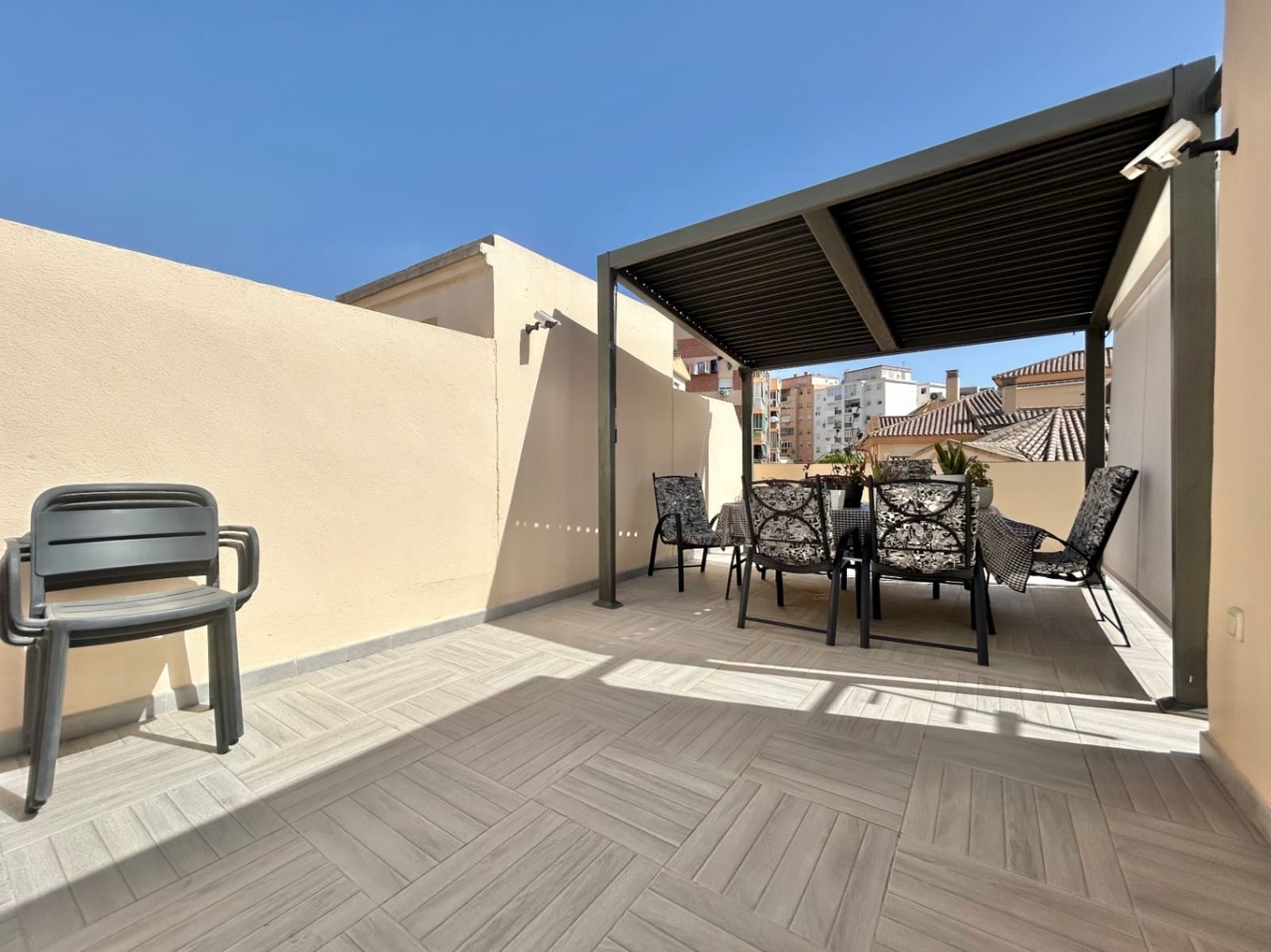 4 bedroom Penthouse for sale in Malaga city with garage - € 415,000 (Ref: 10014316)