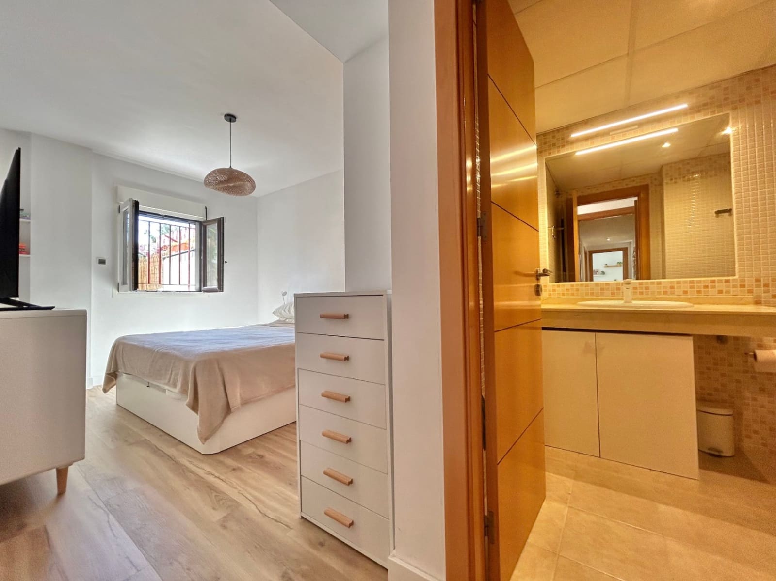 2 soverom Leilighet til salgs i Malaga by med svømmebasseng garasje - € 445 000 (Ref: 10084953)