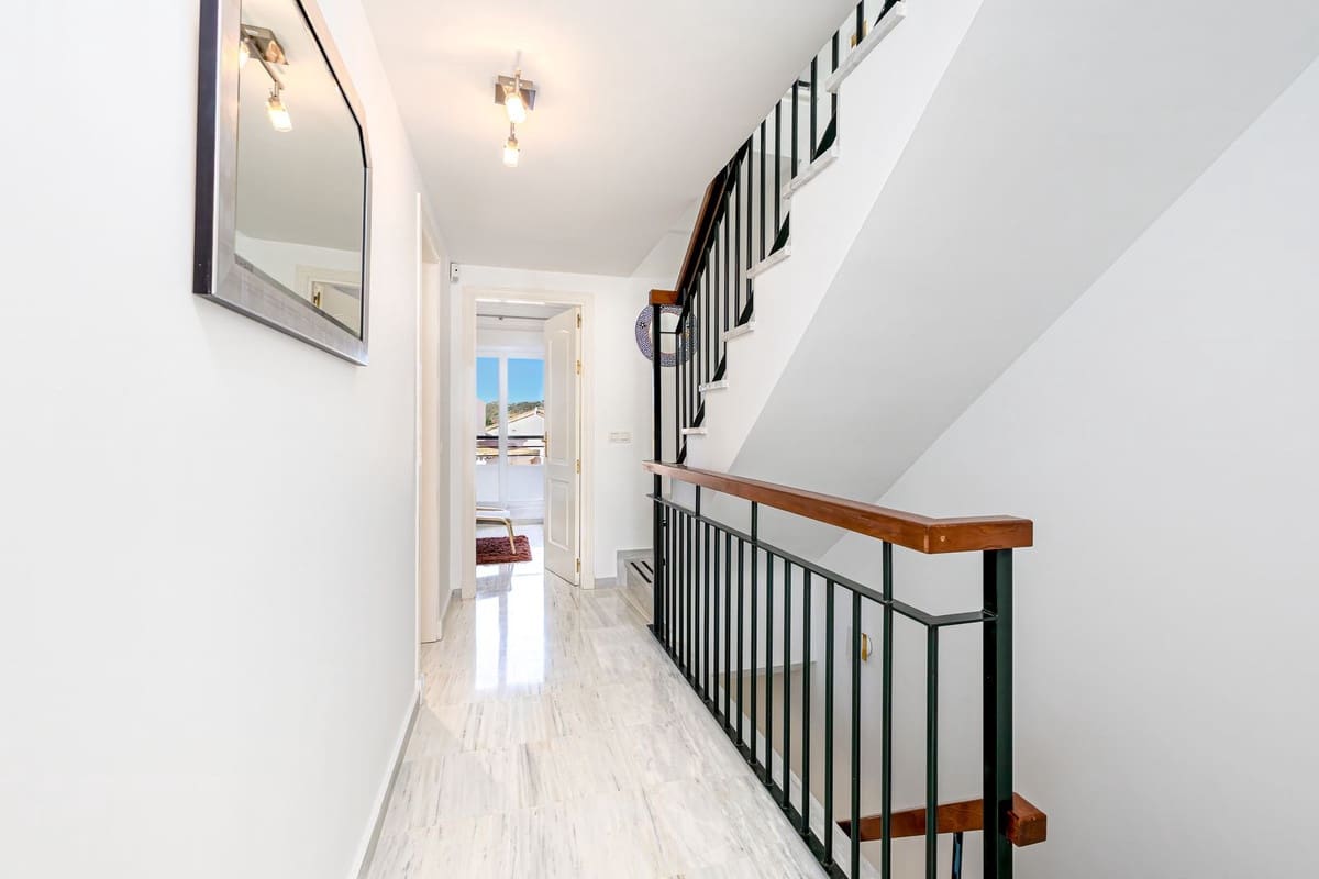 2 makuuhuone Rivitalo myytävänä paikassa Alhaurin el Grande mukana uima-altaan - 349 000 € (Ref: 10084954)