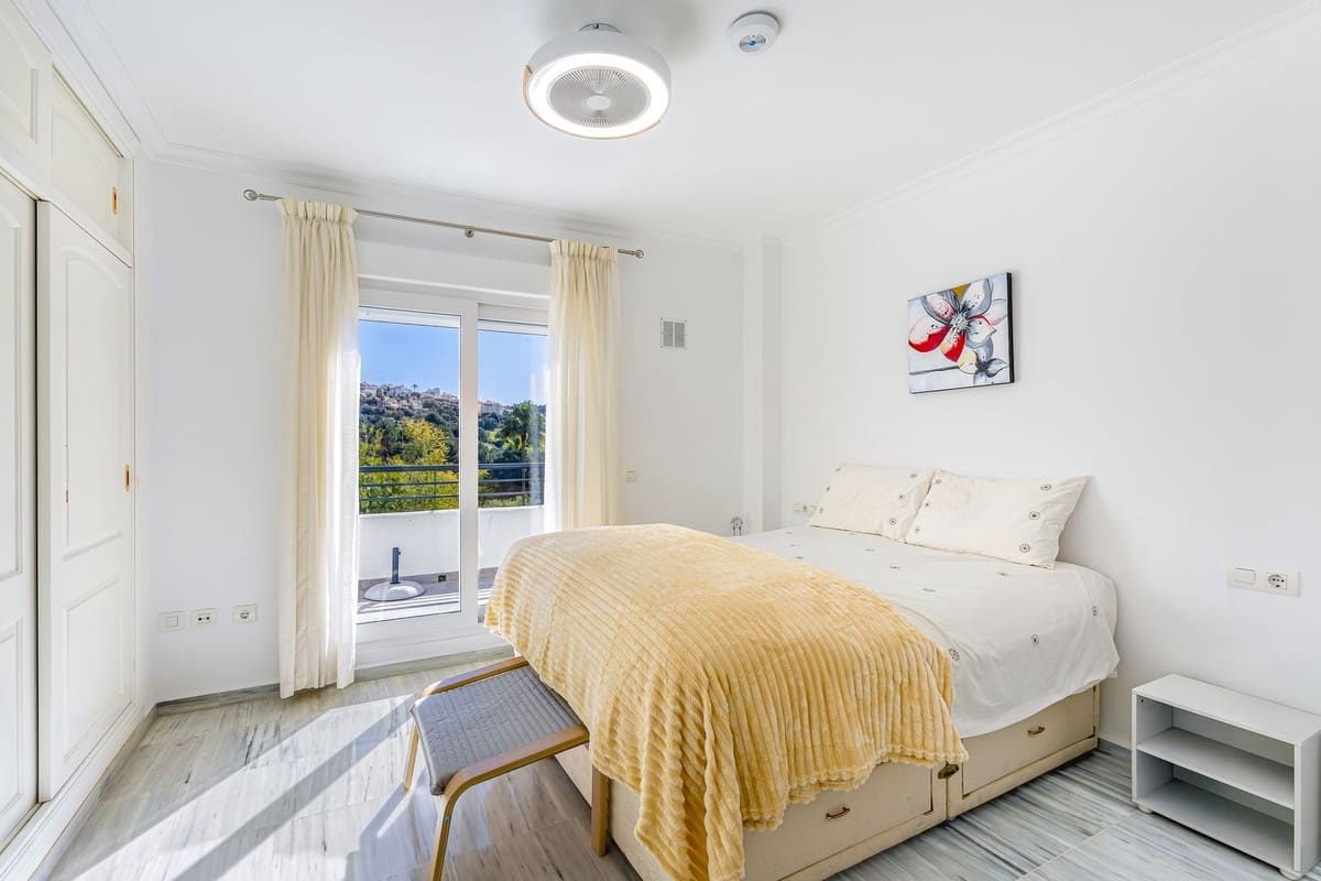 2 makuuhuone Rivitalo myytävänä paikassa Alhaurin el Grande mukana uima-altaan - 349 000 € (Ref: 10084954)