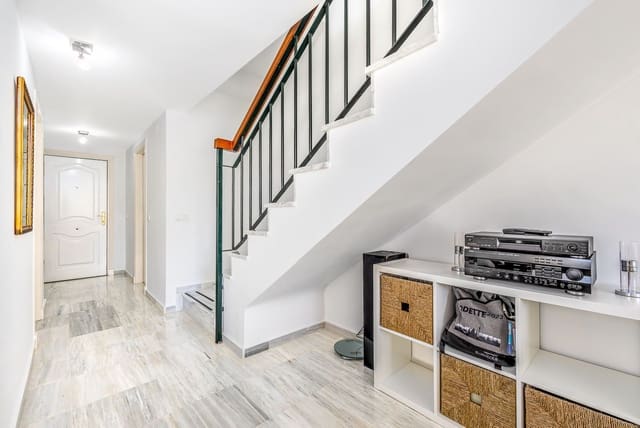 2 makuuhuone Rivitalo myytävänä paikassa Alhaurín el Grande mukana uima-altaan - 349 000 € (Ref: 10084954)