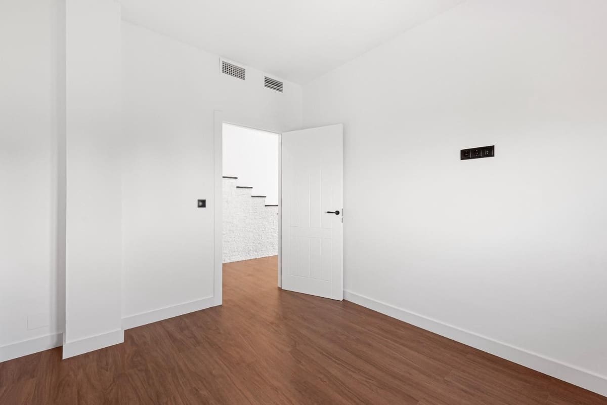 4 quarto Moradia Geminada para venda em Malaga cidade - 750 000 € (Ref: 10084957)