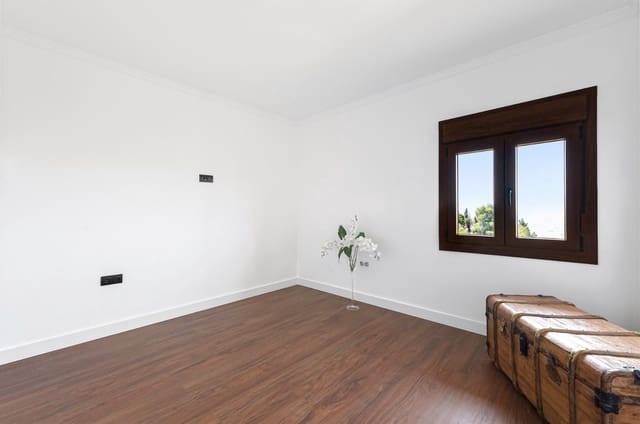 4 slaapkamer Halfvrijstaande villa te koop in Dsmo Dm Este, Málaga stad - € 750.000 (Ref: 10084957)