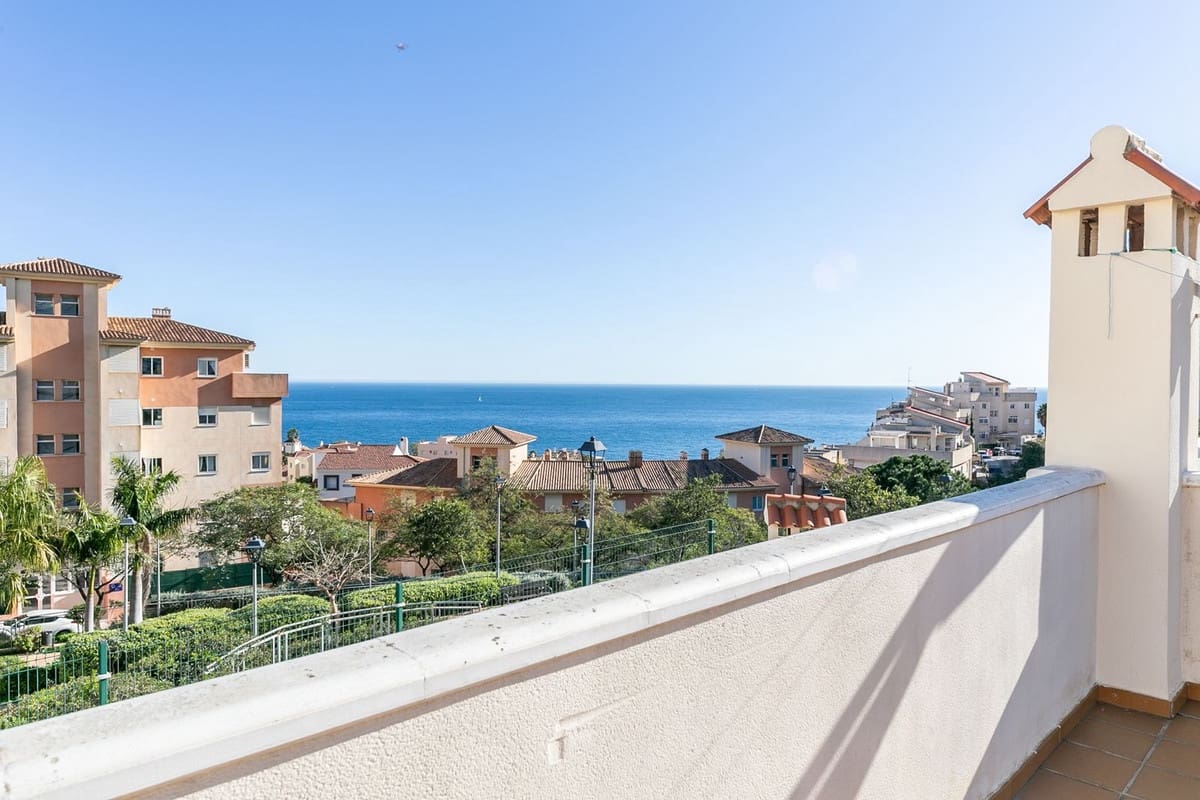 2 sovrum Lägenhet till salu i Torrequebrada med pool - 335 000 € (Ref: 10084979)