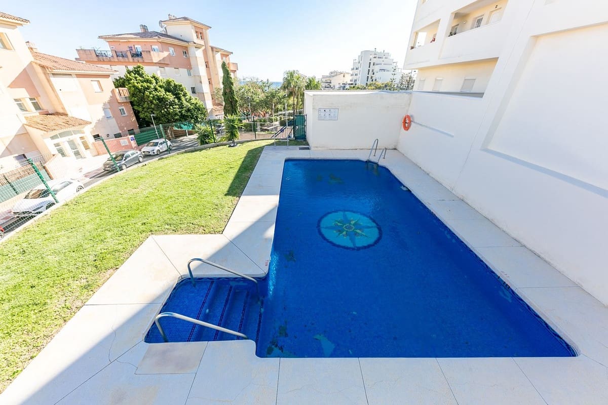 2 sovrum Lägenhet till salu i Torrequebrada med pool - 335 000 € (Ref: 10084979)