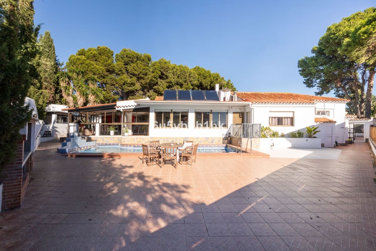 5 sypialnia Dom blizniak na sprzedaż w Torremolinos z basenem - 915 000 € (Ref: 10084982)
