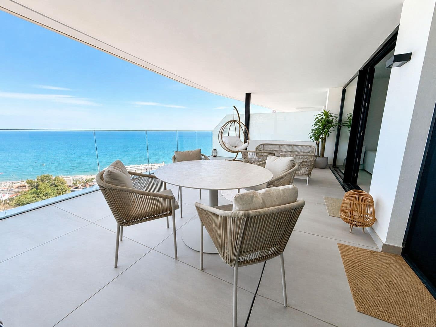 Apartamento de 2 habitaciones en Fuengirola en venta con piscina garaje - 945.000 € (Ref: 10147417)