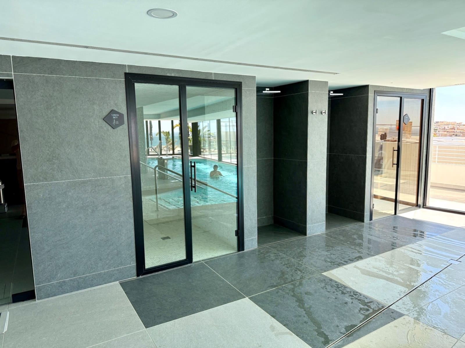 Apartamento de 2 habitaciones en Fuengirola en venta con piscina garaje - 945.000 € (Ref: 10147417)