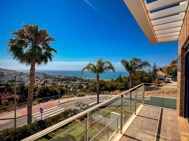 4 soverom Rekkehus til salgs i Hacienda Paredes, Málaga by med svømmebasseng garasje - € 1 650 000 (Ref: 10148107)