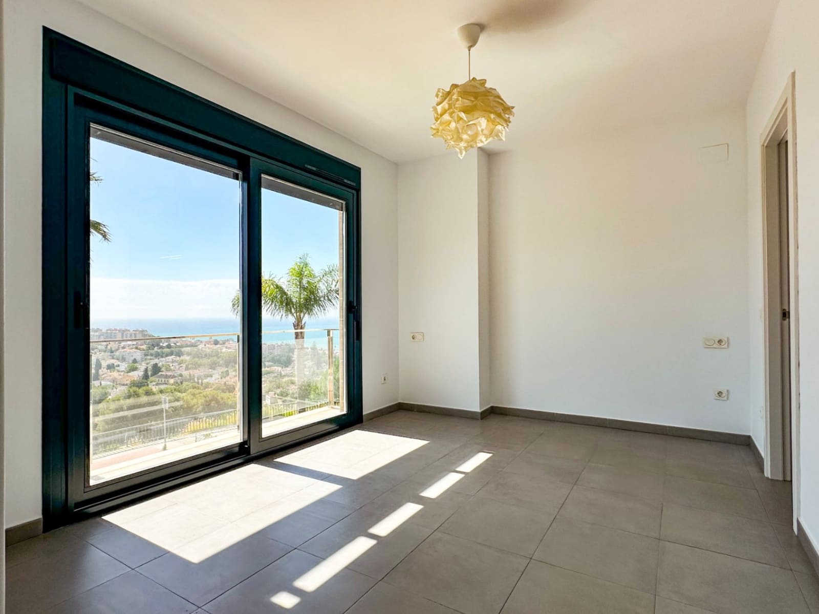 4 soverom Rekkehus til salgs i Malaga by med svømmebasseng garasje - € 1 650 000 (Ref: 10148107)