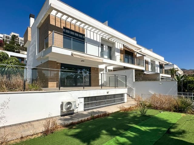 4 soverom Rekkehus til salgs i Hacienda Paredes, Málaga by med svømmebasseng garasje - € 1 650 000 (Ref: 10148107)