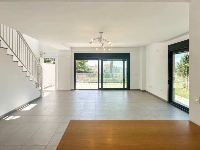 4 soverom Rekkehus til salgs i Hacienda Paredes, Málaga by med svømmebasseng garasje - € 1 650 000 (Ref: 10148107)