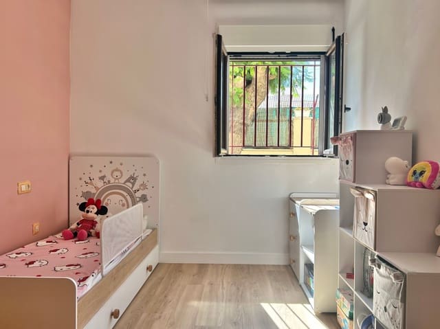 2 soverom Leilighet til salgs i Teatinos, Málaga by med svømmebasseng garasje - € 445 000 (Ref: 9922905)