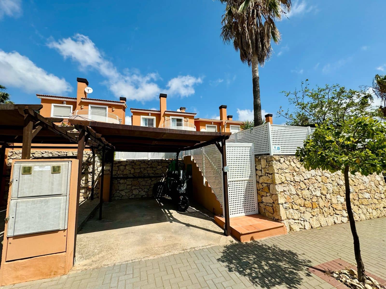 Chalet de 3 habitaciones en Pedreguer en alquiler con piscina garaje - 1.500 € (Ref: 8981758)