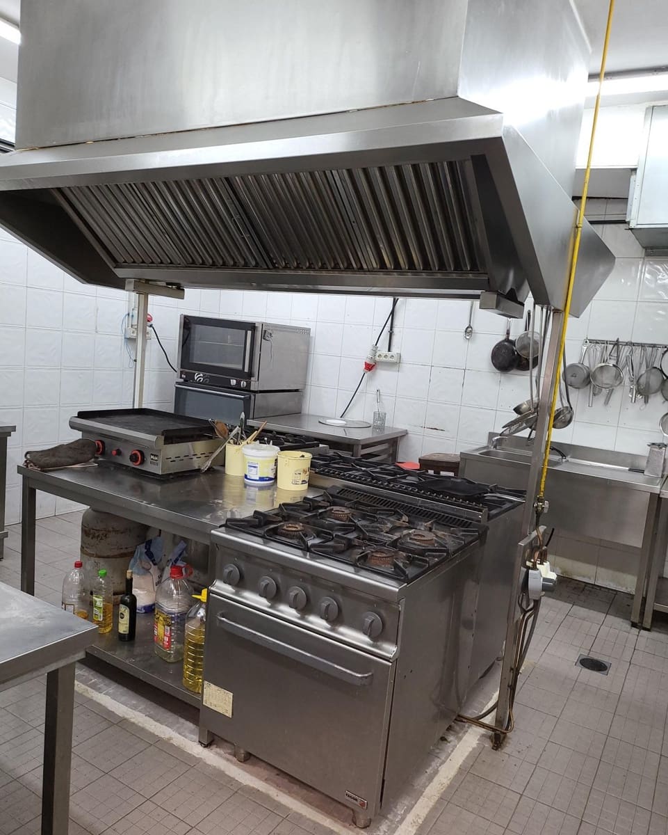 Kaupallinen myytävänä paikassa Adeje - 120 000 € (Ref: 8010607)