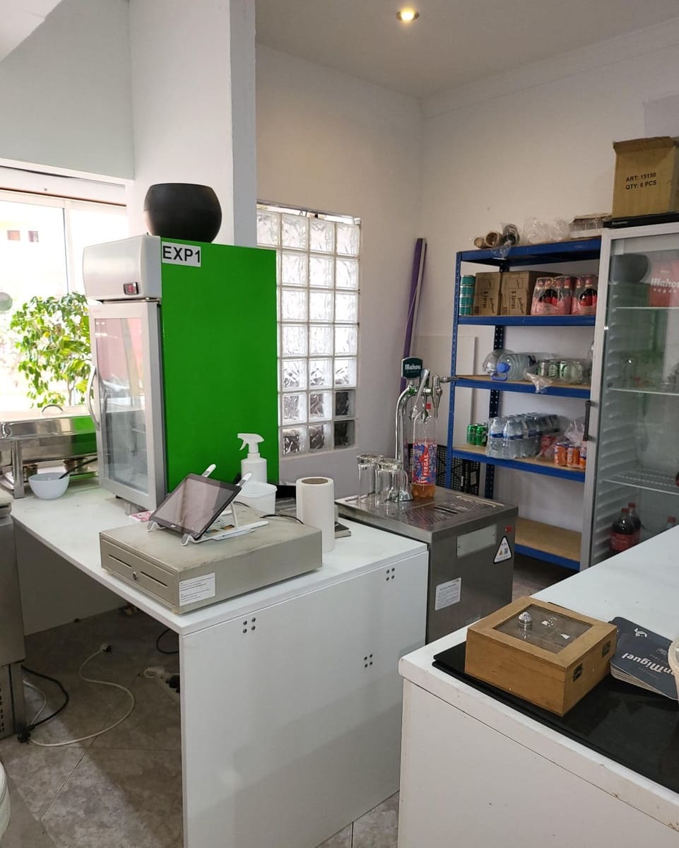 Kaupallinen myytävänä paikassa Adeje - 120 000 € (Ref: 8010607)