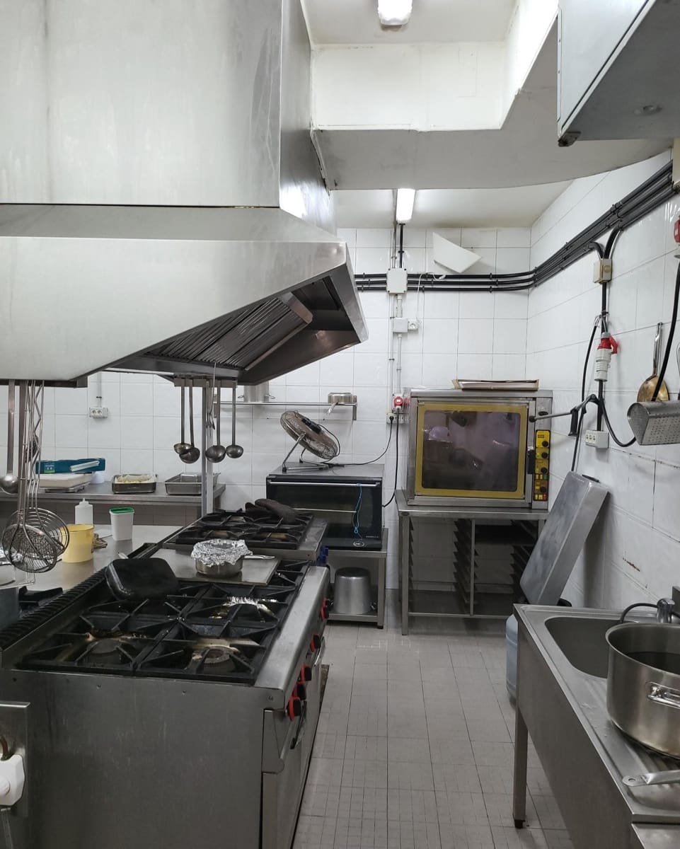 Kaupallinen myytävänä paikassa Adeje - 120 000 € (Ref: 8010607)