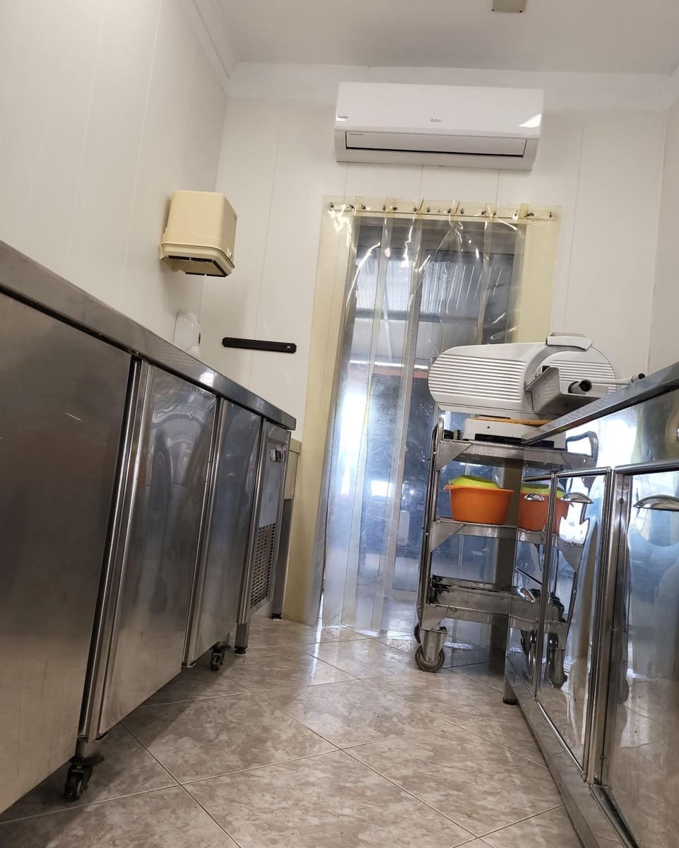 Kaupallinen myytävänä paikassa Adeje - 120 000 € (Ref: 8010607)