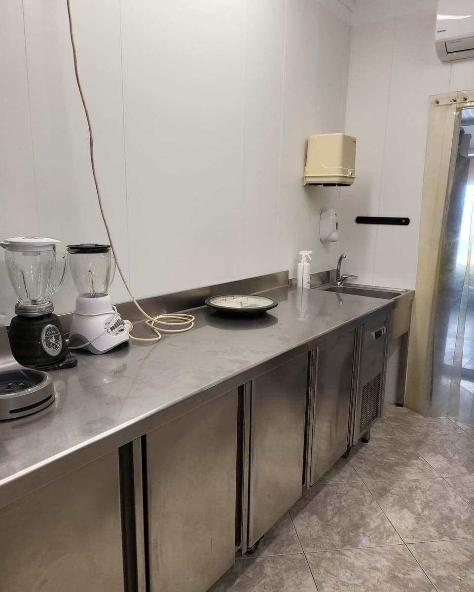 Kaupallinen myytävänä paikassa Adeje - 120 000 € (Ref: 8010607)