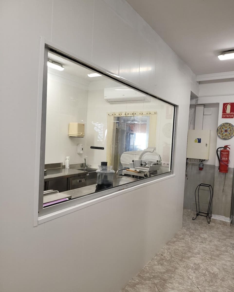 Kaupallinen myytävänä paikassa Adeje - 120 000 € (Ref: 8010607)