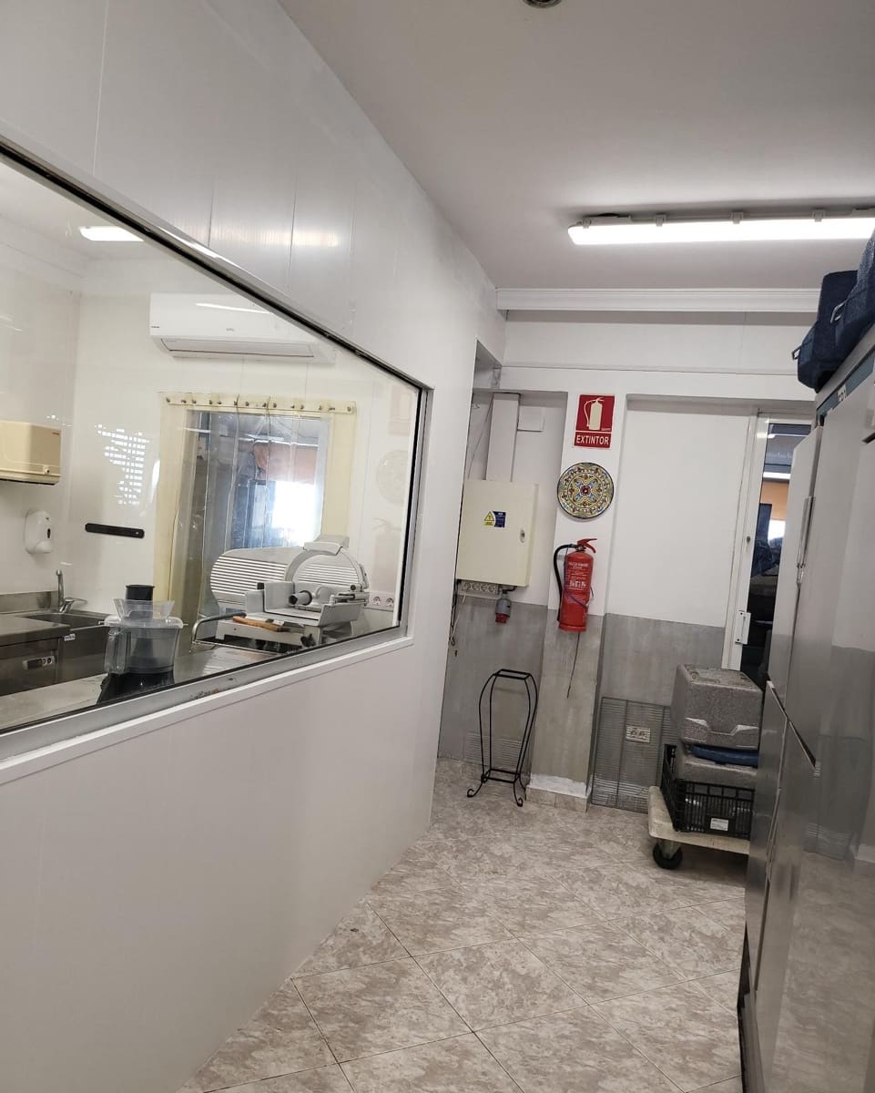 Kaupallinen myytävänä paikassa Adeje - 120 000 € (Ref: 8010607)