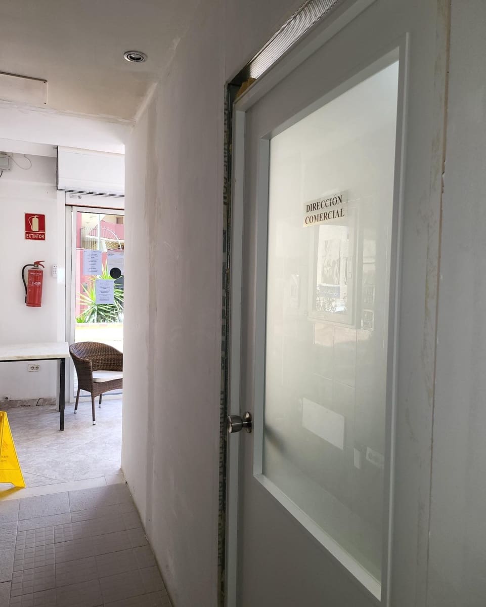 Kaupallinen myytävänä paikassa Adeje - 120 000 € (Ref: 8010607)