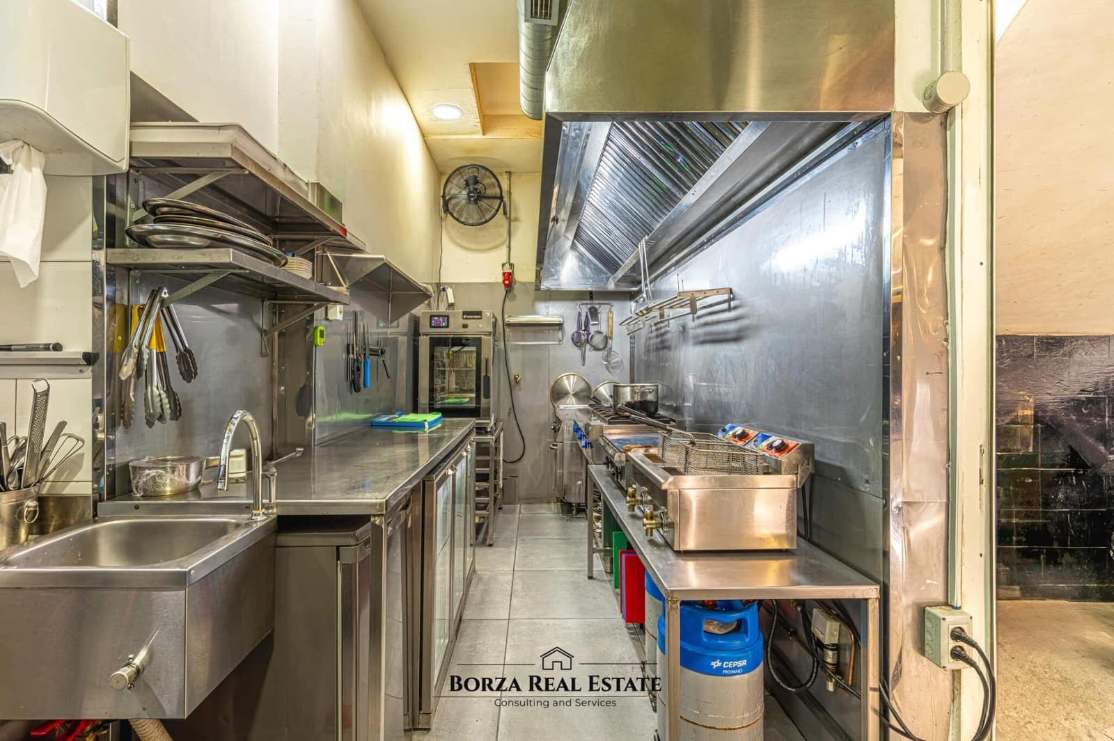 Commercial for sale in Los Cristianos - € 169,900 (Ref: 8936971)