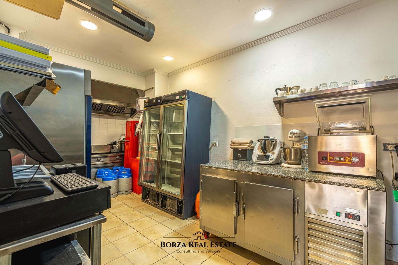 Commercial for sale in Los Cristianos - € 169,900 (Ref: 8936971)