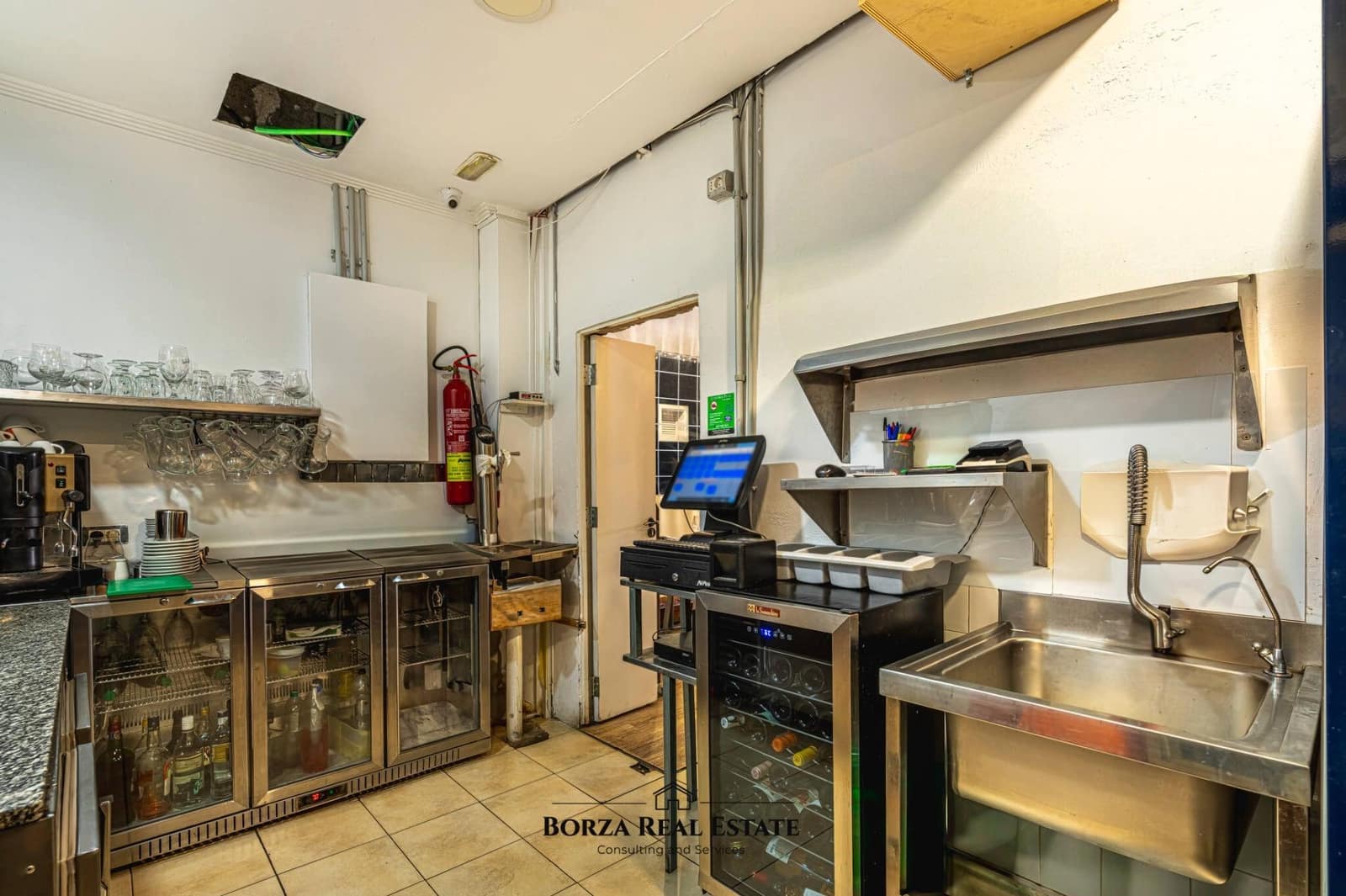 Commercial for sale in Los Cristianos - € 169,900 (Ref: 8936971)