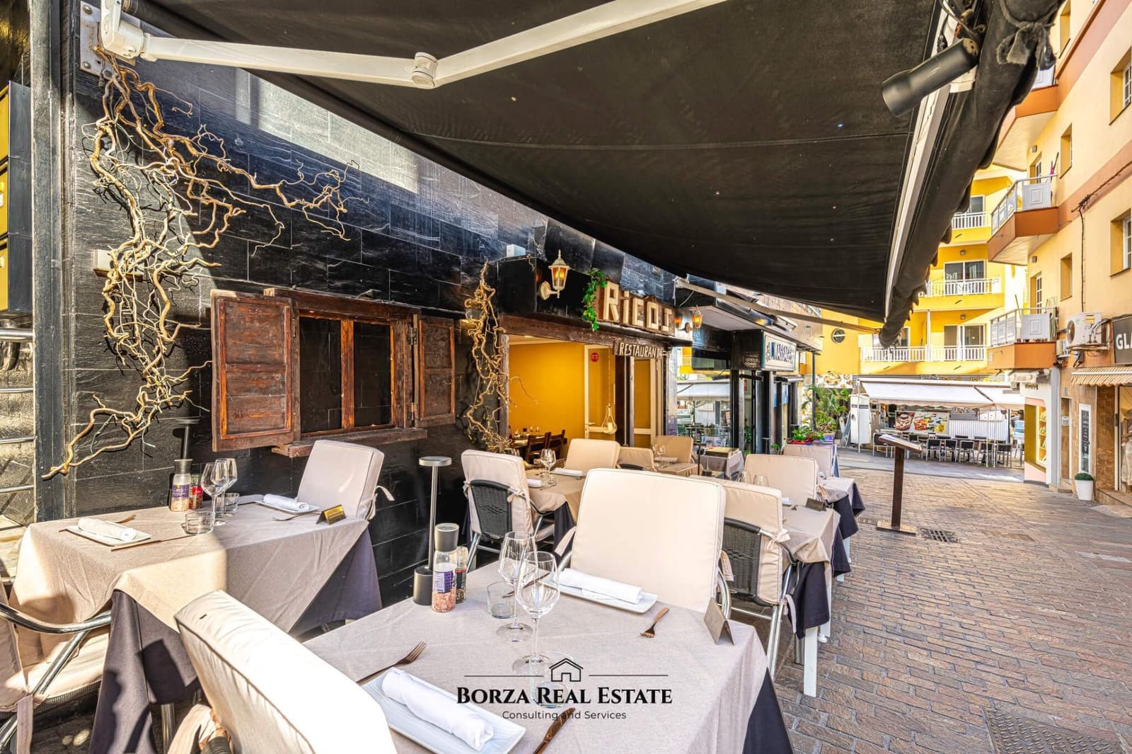 Commercial for sale in Los Cristianos - € 169,900 (Ref: 8936971)