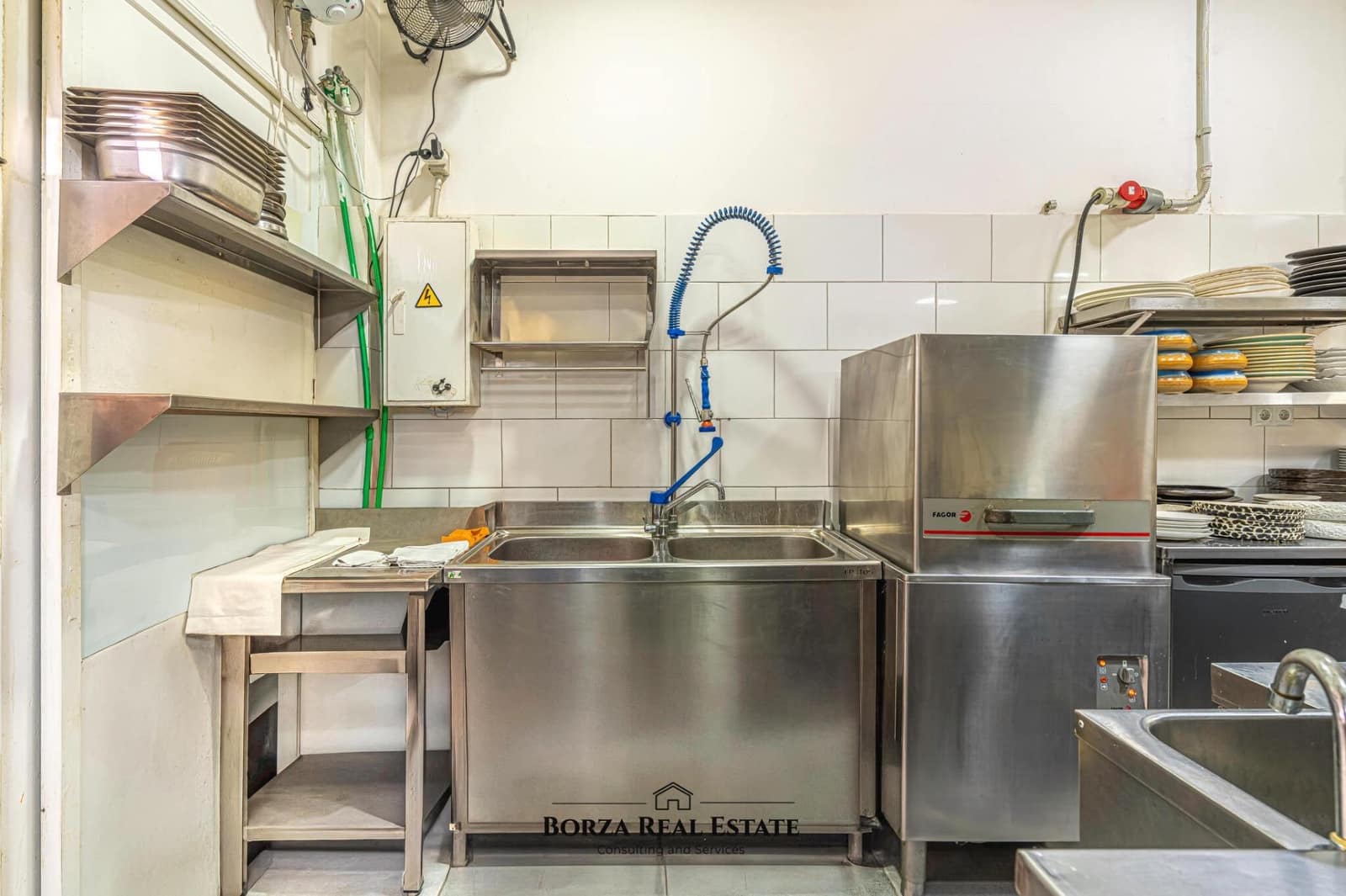 Kommersiell til salgs i Los Cristianos - € 169 900 (Ref: 8936971)