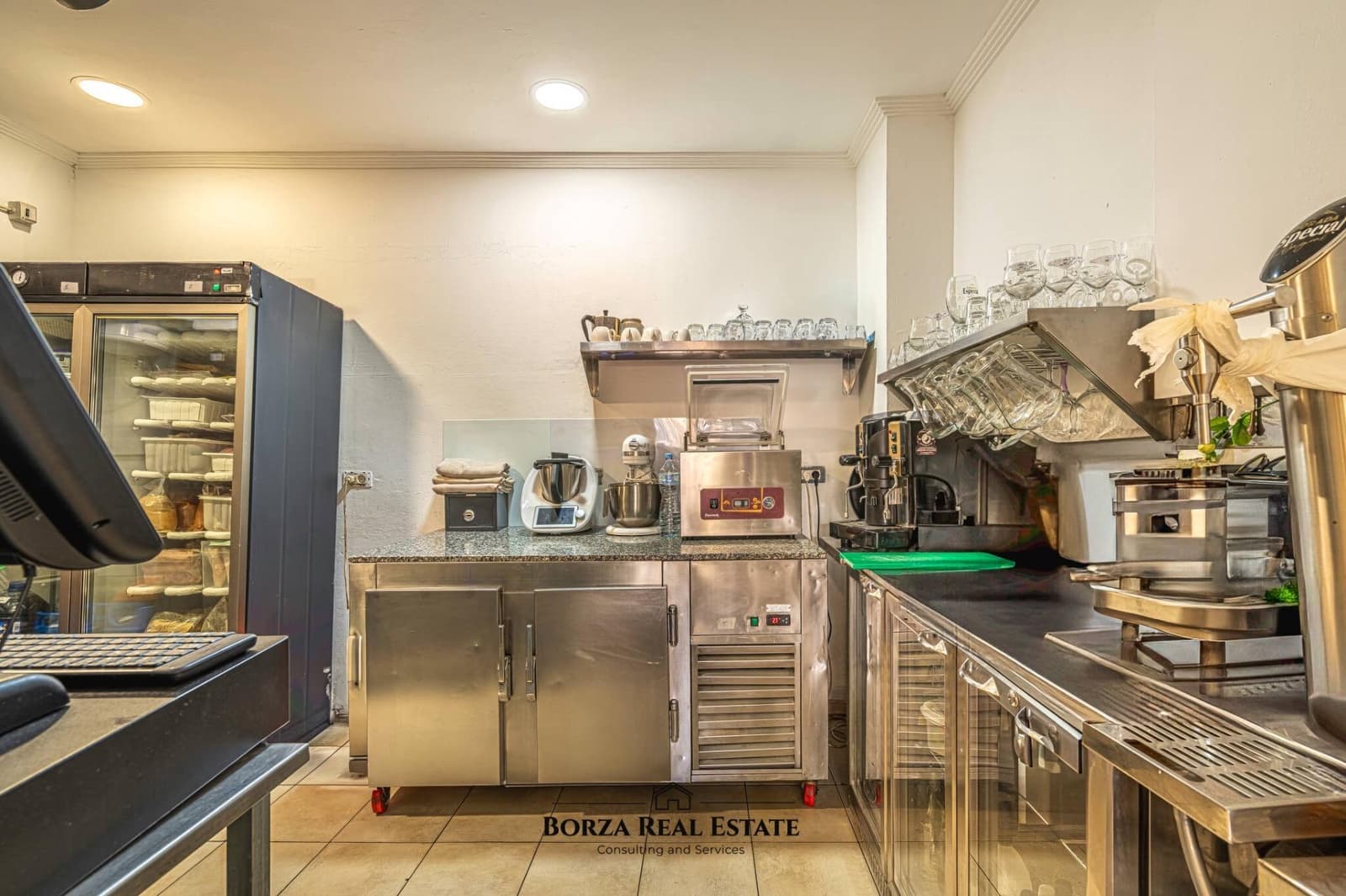 Commercial for sale in Los Cristianos - € 124,000 (Ref: 8936971)