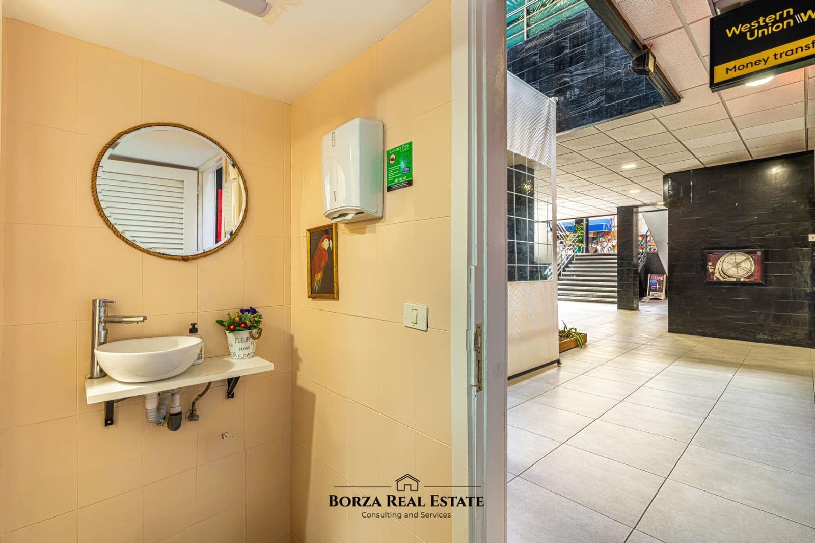 Commercial for sale in Los Cristianos - € 124,000 (Ref: 8936971)