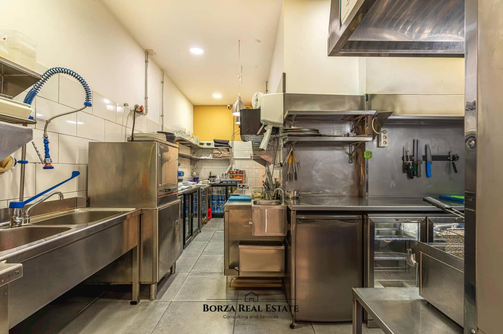 Commercial for sale in Los Cristianos - € 124,000 (Ref: 8936971)