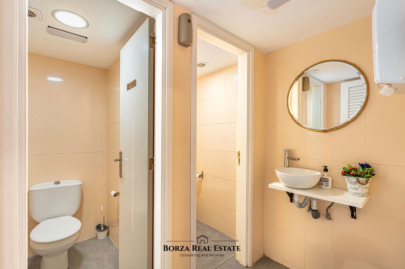 Commercial for sale in Los Cristianos - € 124,000 (Ref: 8936971)