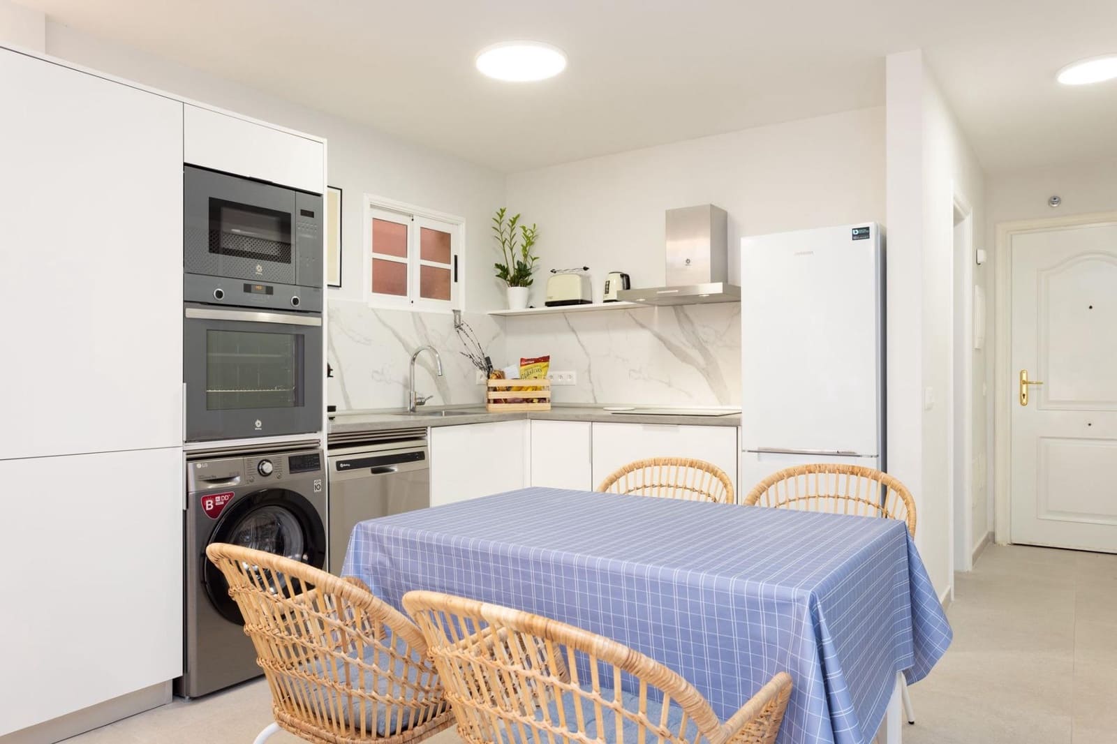 2 bedroom Apartment for rent in Los Cristianos with pool - € 1,500 (Ref: 9187050)