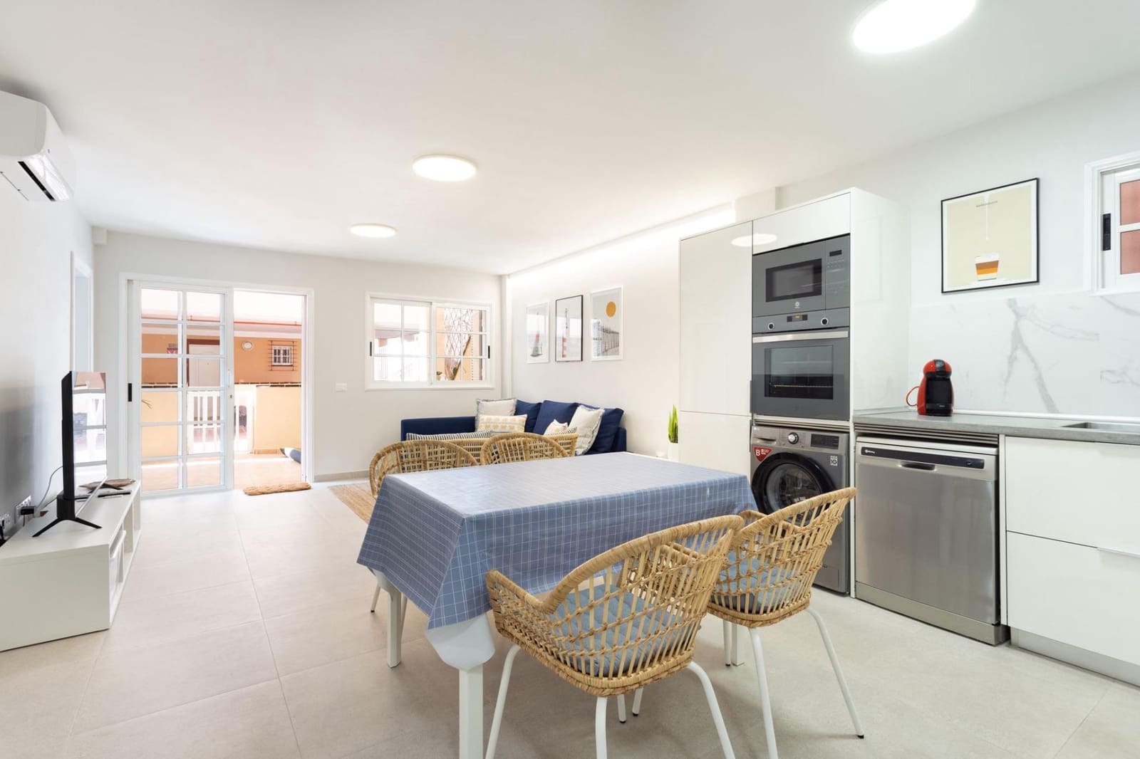 2 bedroom Apartment for rent in Los Cristianos with pool - € 1,500 (Ref: 9187050)