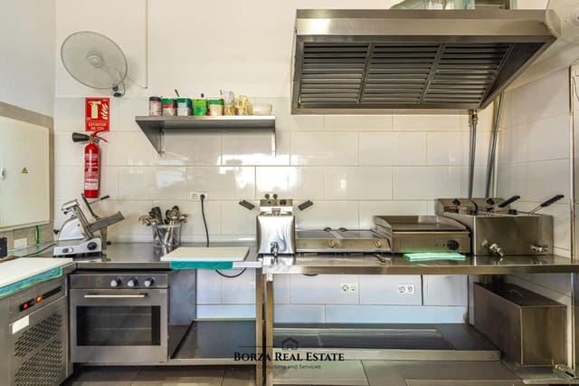 Kaupallinen myytävänä paikassa San Eugenio Bajo, Adeje - 125 000 € (Ref: 9568783)