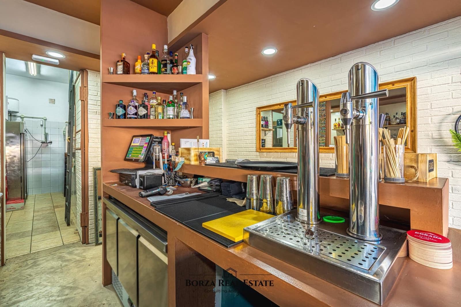 Commercial for rent in Playa de las Americas - € 1,400 (Ref: 9659515)