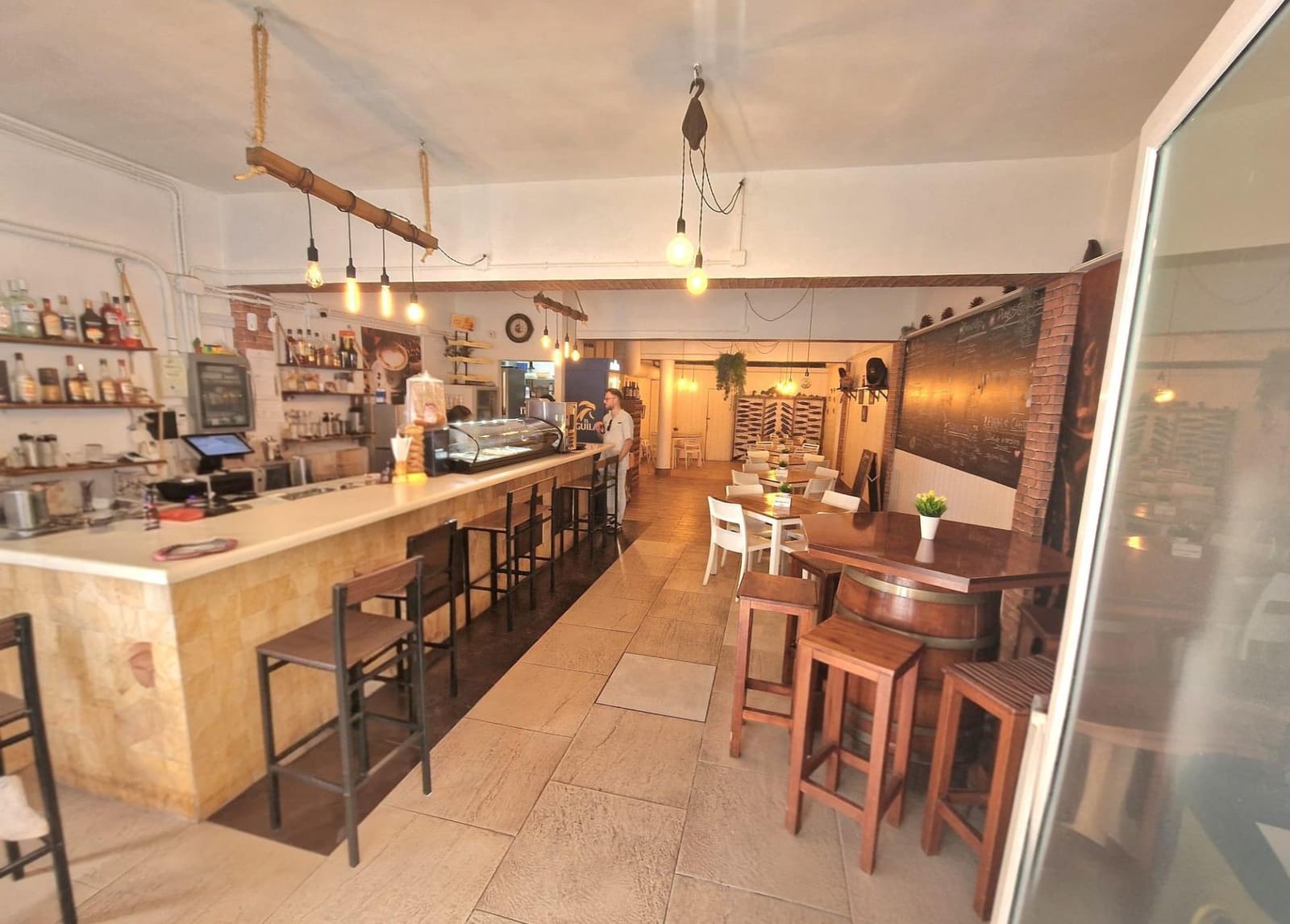 Commercial for rent in Adeje - € 1,000 (Ref: 9690698)